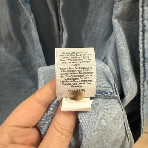 NWOT Sofia Vergara Light Blue Denim Shirt - Picture 4 of 5